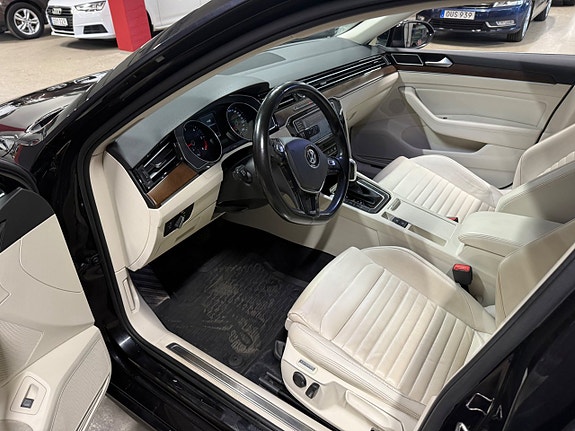 Volkswagen Passat 12 of 23