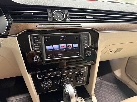 Volkswagen Passat 19 of 23