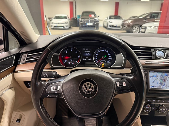 Volkswagen Passat 16 of 23