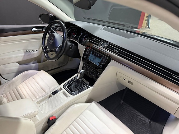 Volkswagen Passat 15 of 23