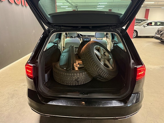 Volkswagen Passat 10 of 23