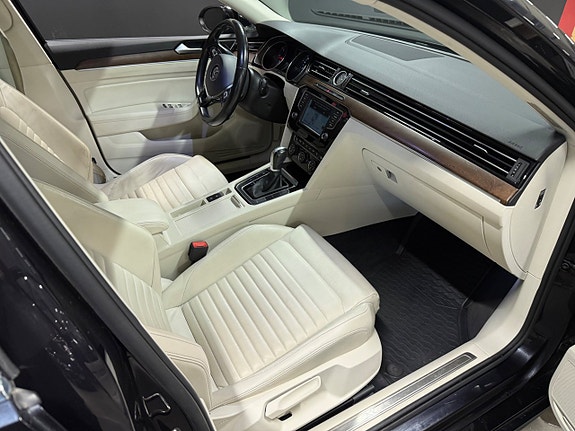 Volkswagen Passat 14 of 23
