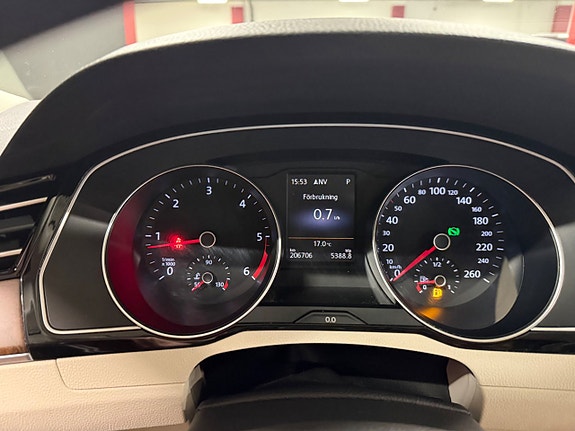 Volkswagen Passat 18 of 23