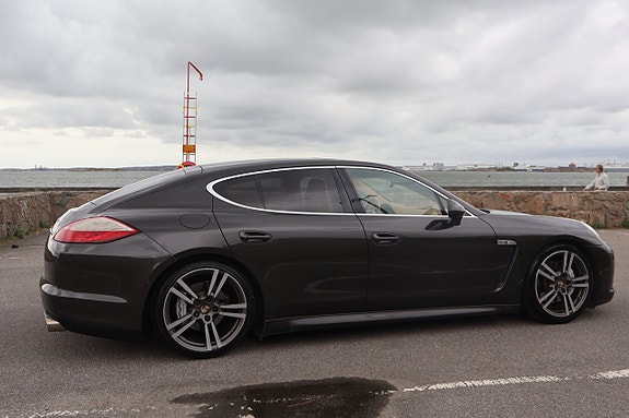Porsche Panamera 4S 20 of 22