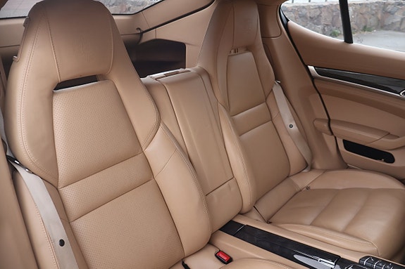 Porsche Panamera 4S 14 of 22