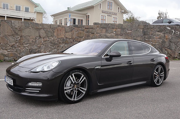 Porsche Panamera 4S 2 of 22