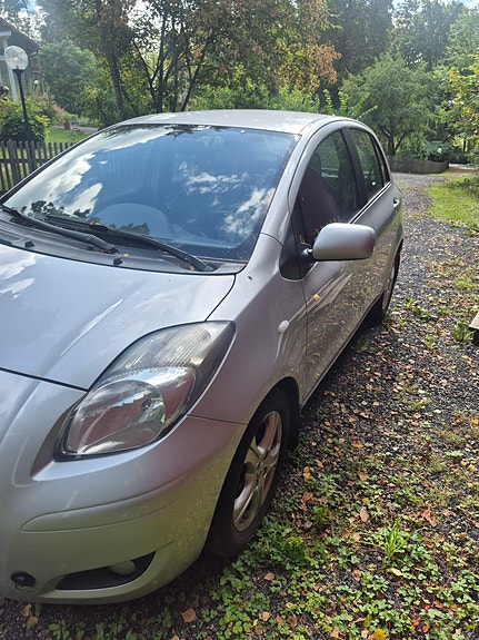 Toyota Yaris 4 of 6