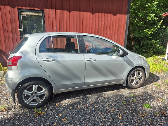 Toyota Yaris 3 of 6