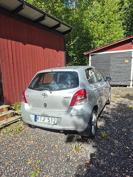 Toyota Yaris 2 of 6