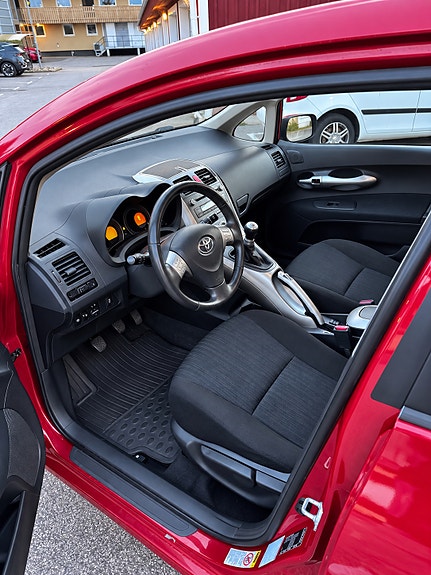 Toyota Auris 8 of 12