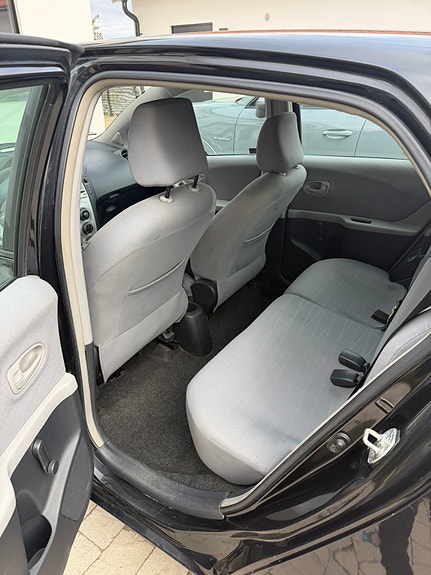 Toyota Yaris 4 of 6