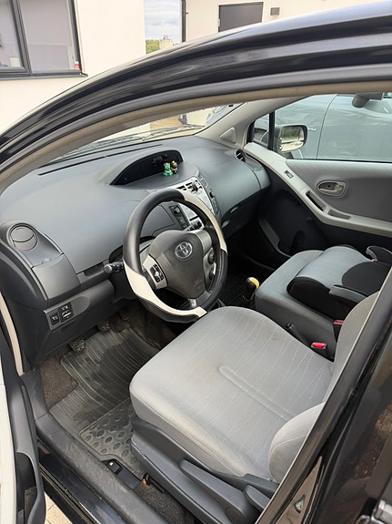 Toyota Yaris 5 of 6