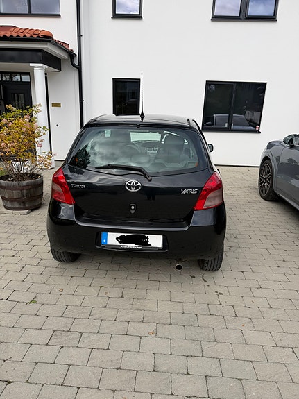Toyota Yaris 3 of 6