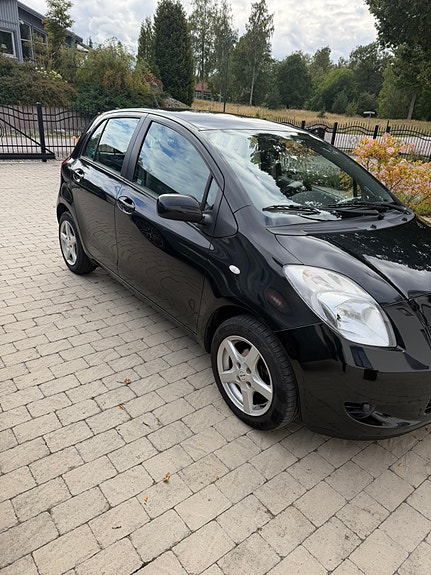Toyota Yaris 2 of 6