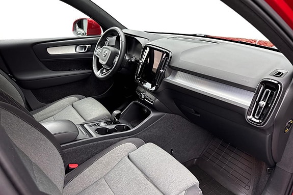 Volvo XC40 7 of 22