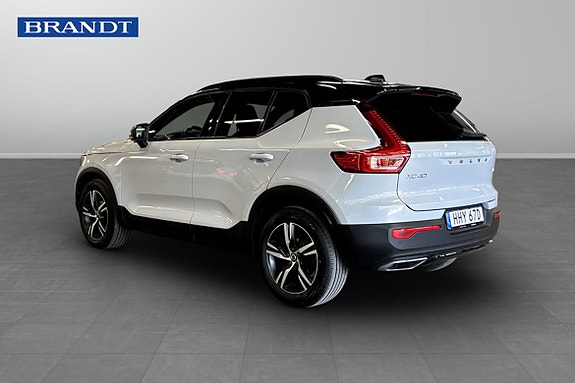 Volvo XC40 2 of 9