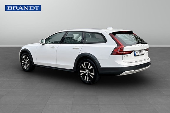 Volvo V90 Cross Country 2 of 9