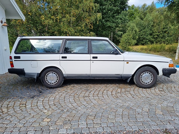 Volvo 240 2 of 6