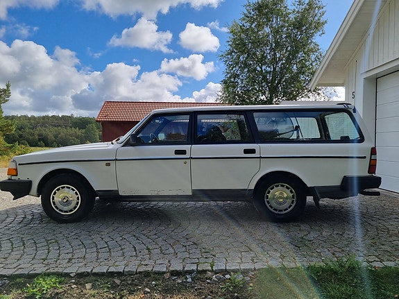 Volvo 240 3 of 6