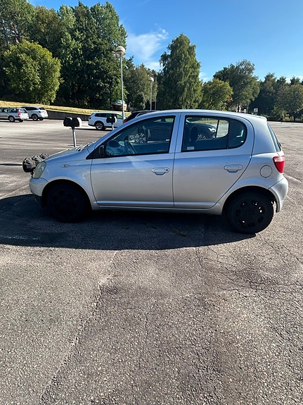Toyota Yaris 4 of 13