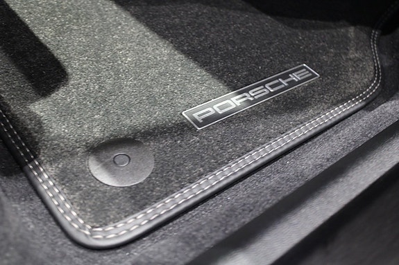 Porsche Cayenne 14 of 18