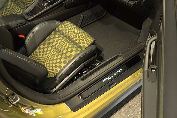 Porsche 992 7 of 17