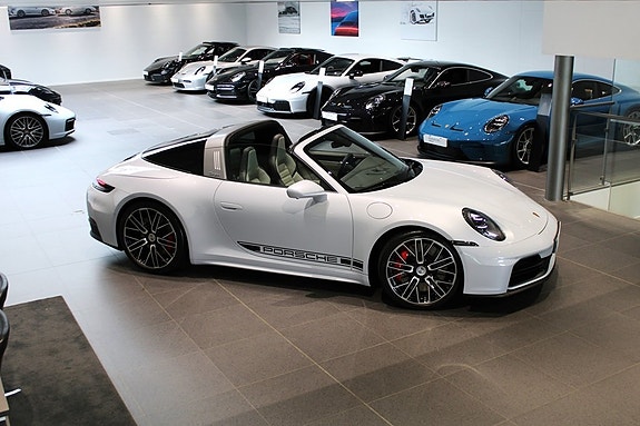 Porsche 911 Targa 4S 8 of 17
