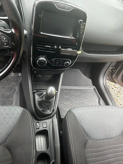 Renault Clio 19 of 24