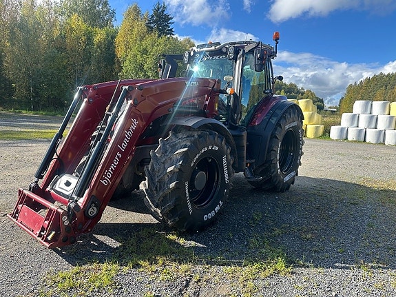 Valtra jorbrukstraktor 2 of 5