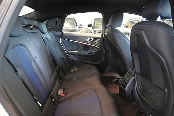 BMW 218i 14 of 26
