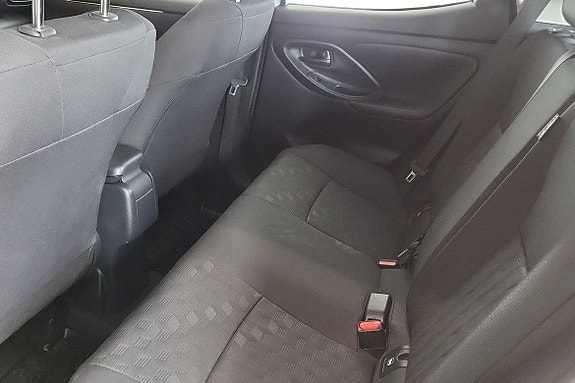 Toyota Yaris 12 of 19
