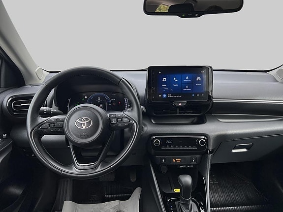Toyota Yaris 8 of 16