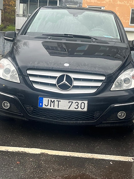 Mercedes-Benz B170 2 of 11