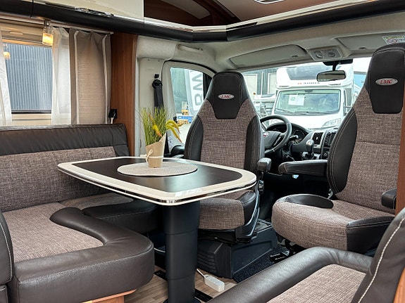 LMC Premium T 711 -Alde- Aut -Långbädd- Toa/dusch bak 7 of 18