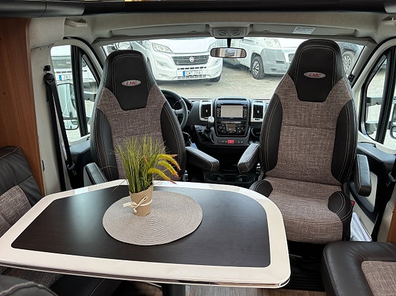 LMC Premium T 711 -Alde- Aut -Långbädd- Toa/dusch bak 8 of 18