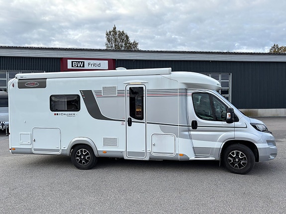 LMC Premium T 711 -Alde- Aut -Långbädd- Toa/dusch bak 2 of 18