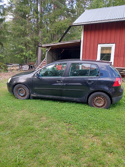 Volkswagen Golf V 8 of 8