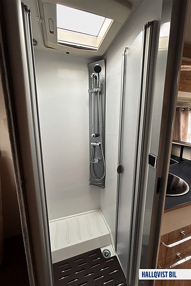 Pilote P 740 Sensation Quennbed Alde Solcell Litium AC bodel 4400kg totalvikt 12 of 21