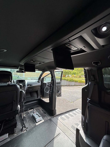 Chrysler Town & Country 15 of 18