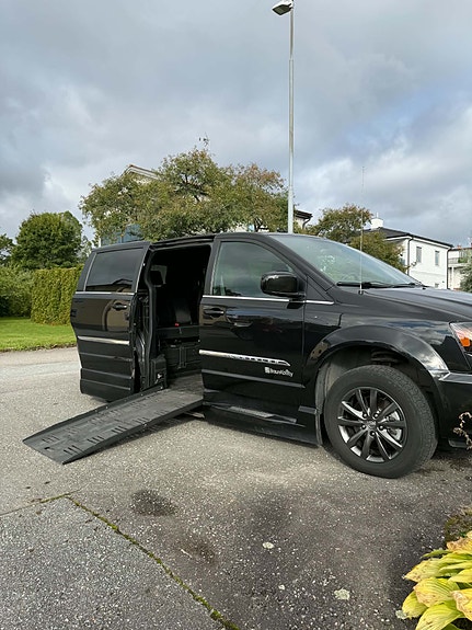 Chrysler Town & Country 8 of 18