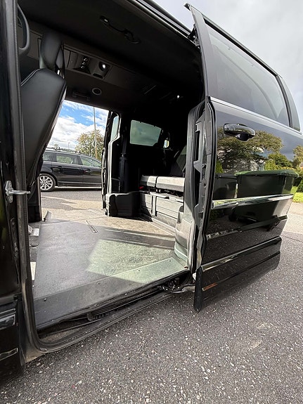 Chrysler Town & Country 9 of 18