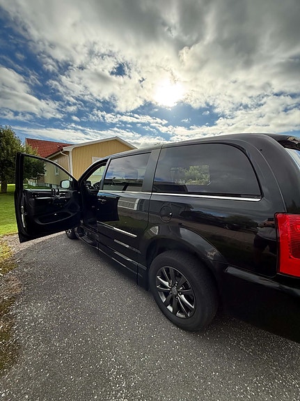 Chrysler Town & Country 13 of 18
