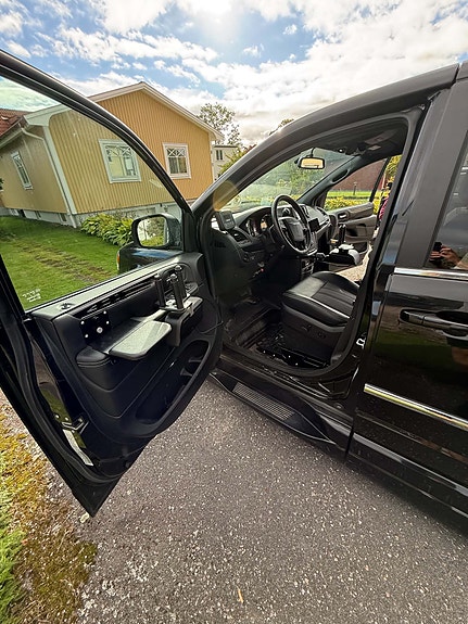 Chrysler Town & Country 11 of 18