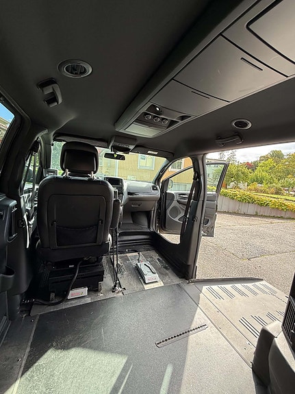 Chrysler Town & Country 17 of 18