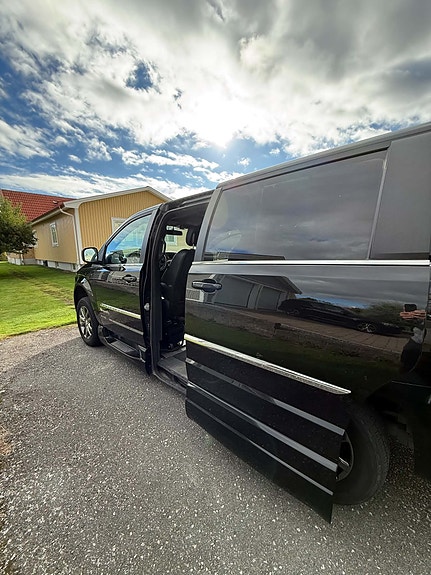 Chrysler Town & Country 14 of 18