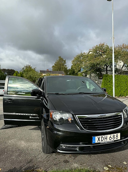 Chrysler Town & Country 10 of 18
