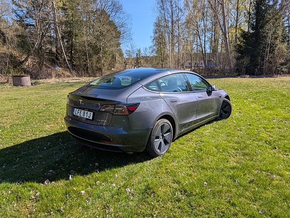 Tesla Model 3 4 of 5