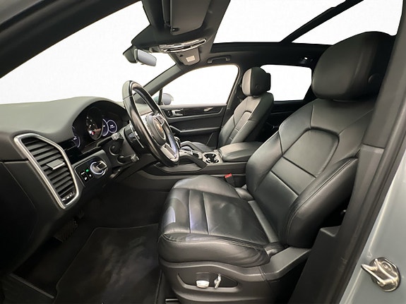 Porsche Cayenne 11 of 30