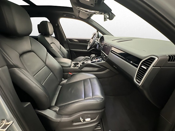Porsche Cayenne 14 of 30