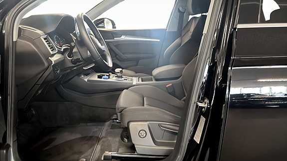 Audi Q5 2 of 18